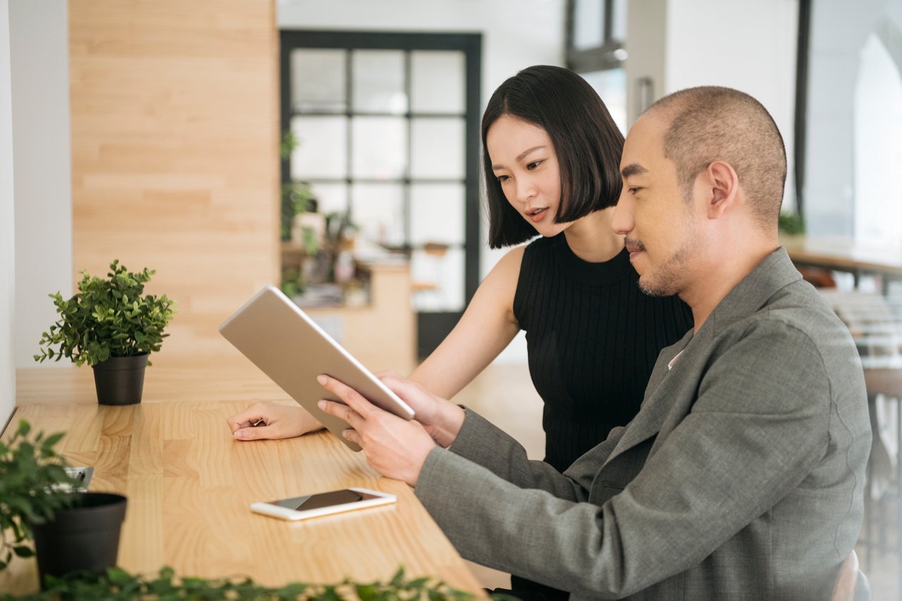 ハイブリッドワークが導入されたオフィスで働くワーカー