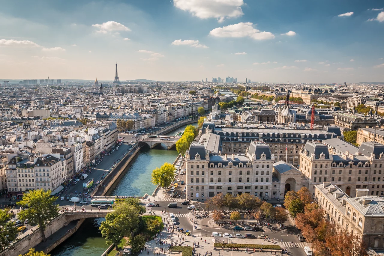 Photo aérienne de Paris avec la Seine et la Tour Eiffel en arrière plan