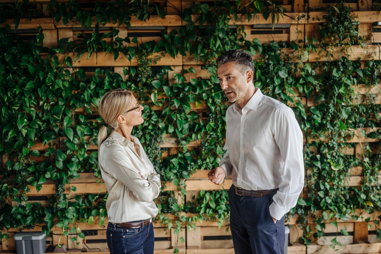 最適なオフィスビルでミーティングをしている従業員（画像はイメージ）