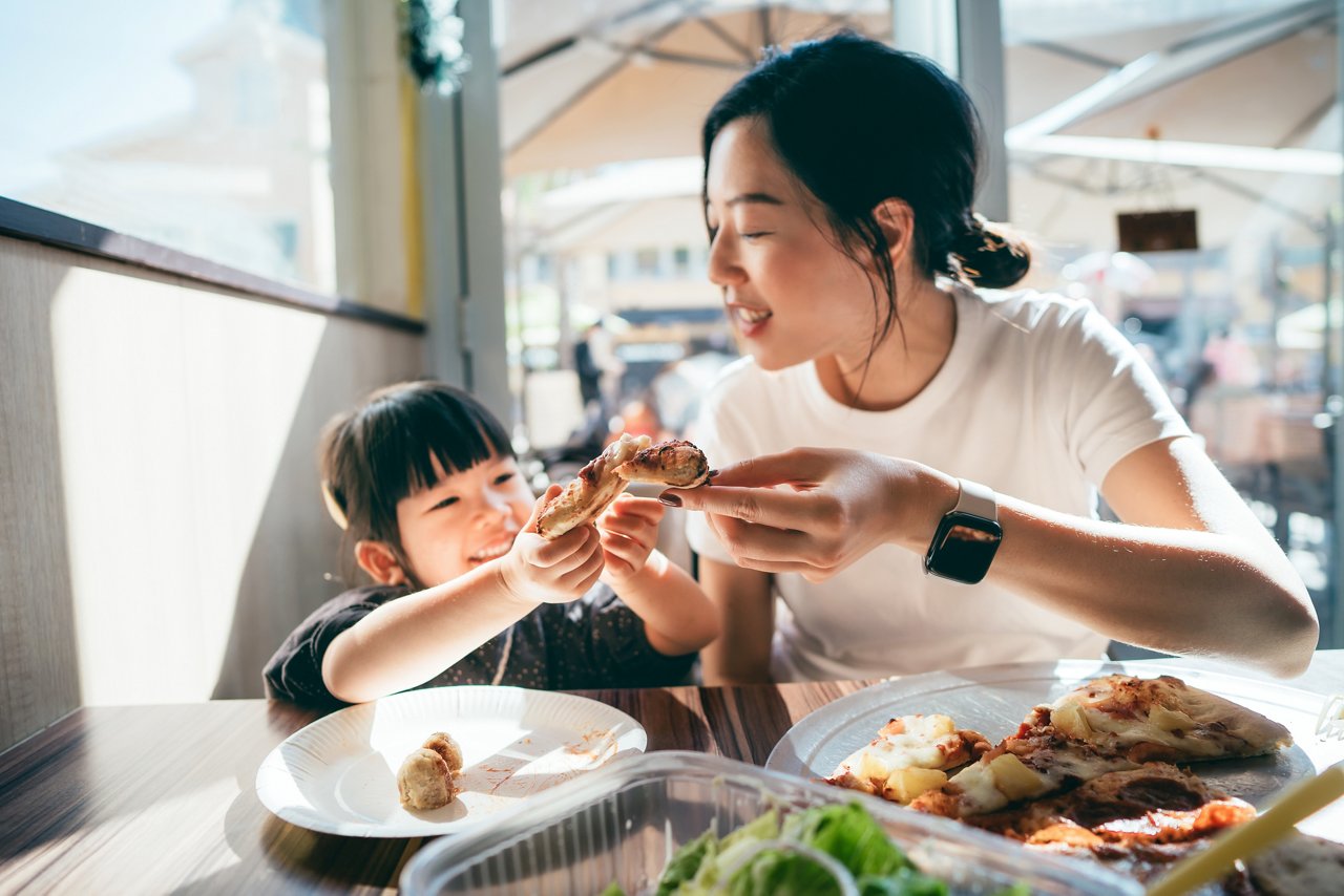 ホテルの食事を堪能する日本人親子