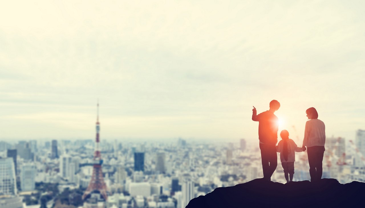 東京のオフィスエリアを望む親子連れ