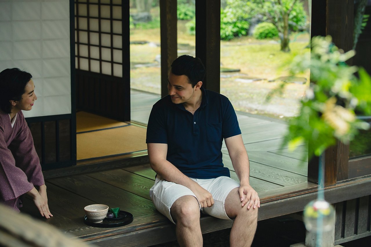 地方の観光地でおもてなしを受ける外国人観光客