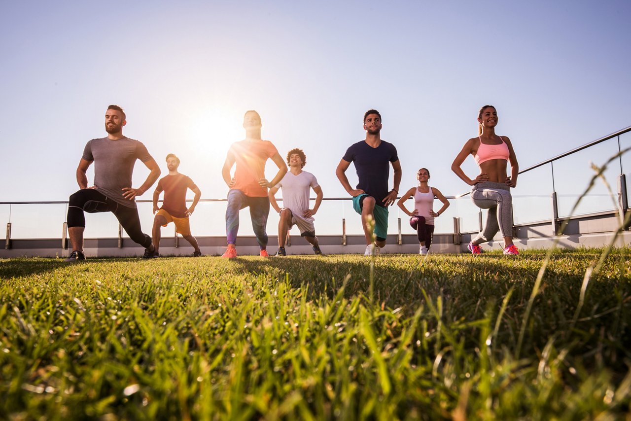 オフィスのユニークな体験ゾーンでエクササイズをする従業員の様子