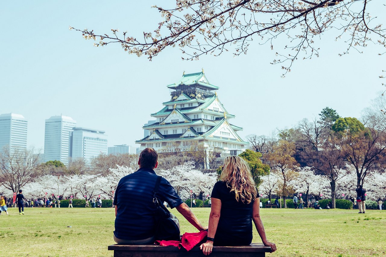 大阪城と旅行者