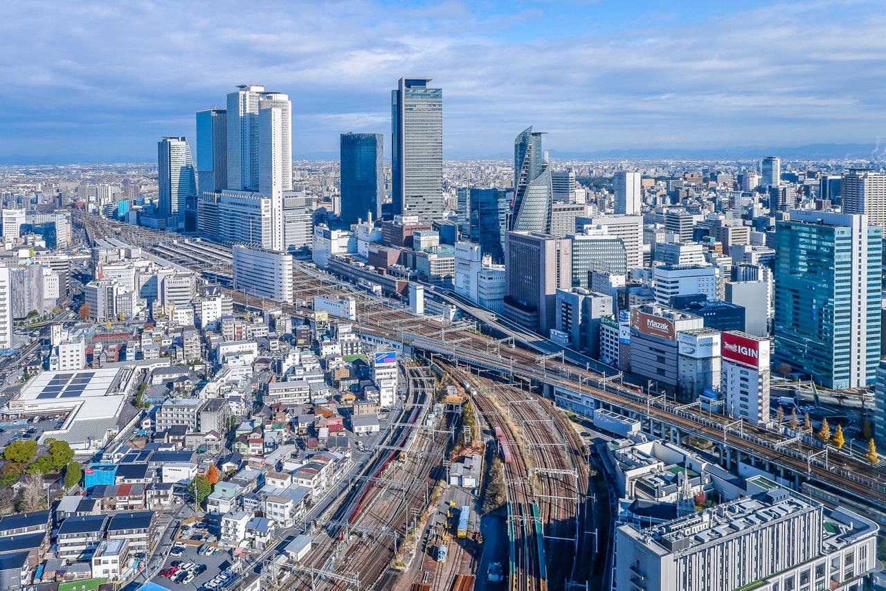 高層オフィスタワー群が特徴的な現代的な日本の都市スカイラインの航空写真