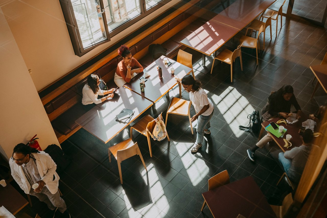オフィスカフェを利用する人々