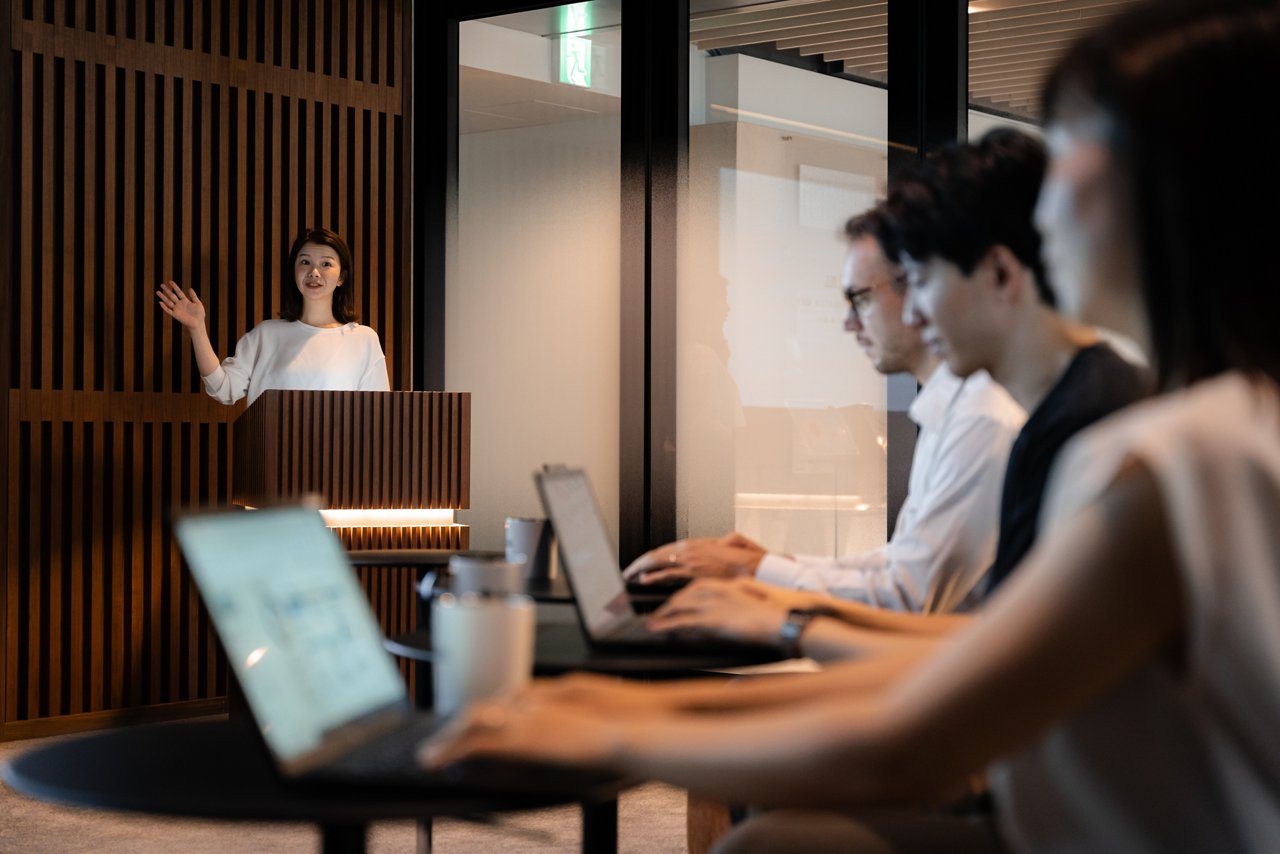 オフィスで行われるミーティングに参加する社員たち