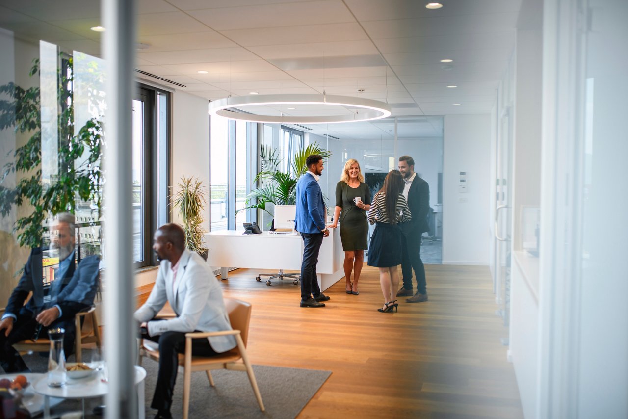 出社回帰によってオフィス内のコミュニケーションが活性化している様子