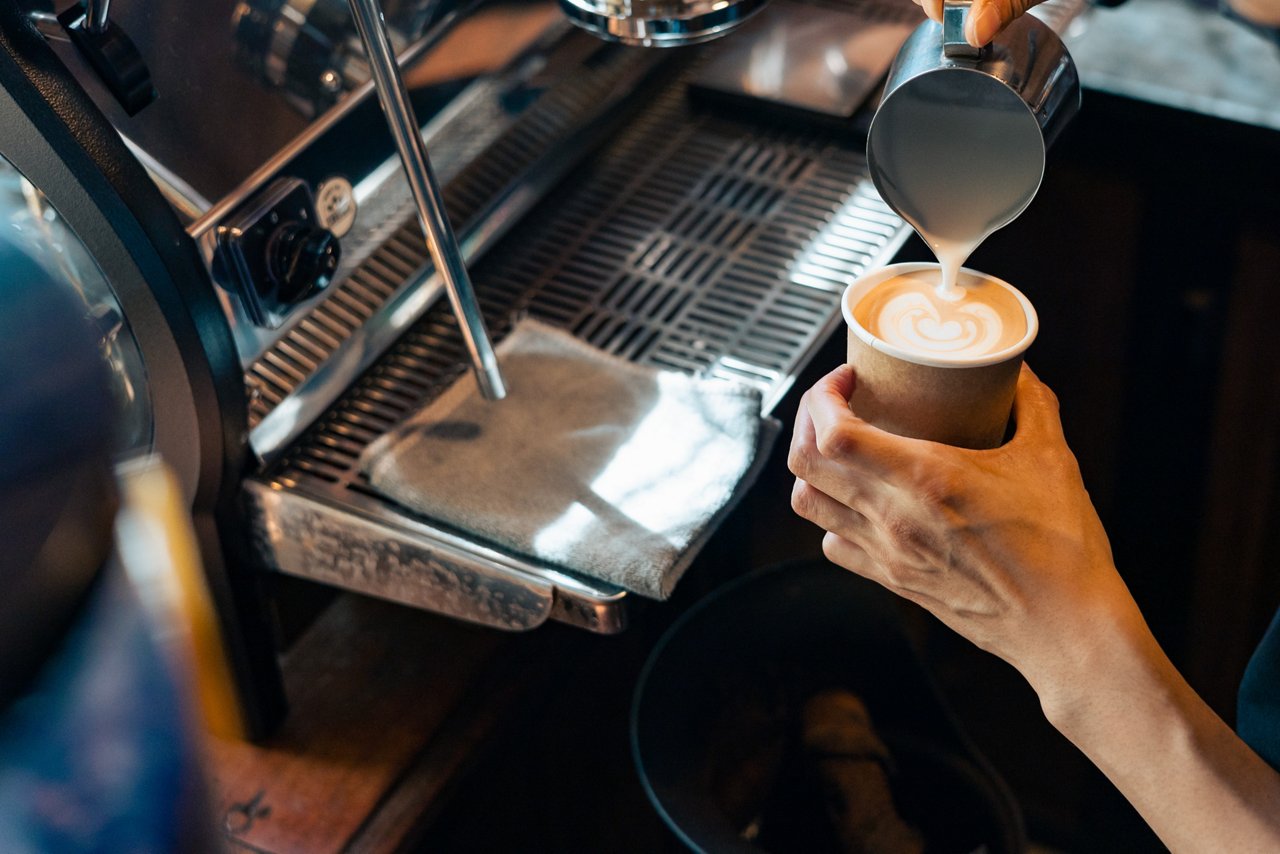 カフェでコーヒーを注ぐ様子