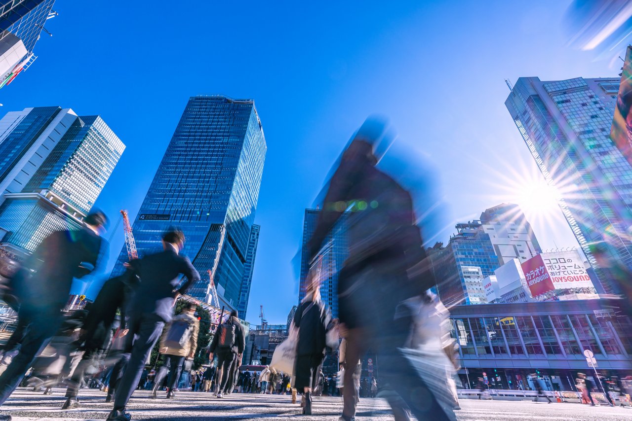 オフィスへ出勤する大勢のワーカー