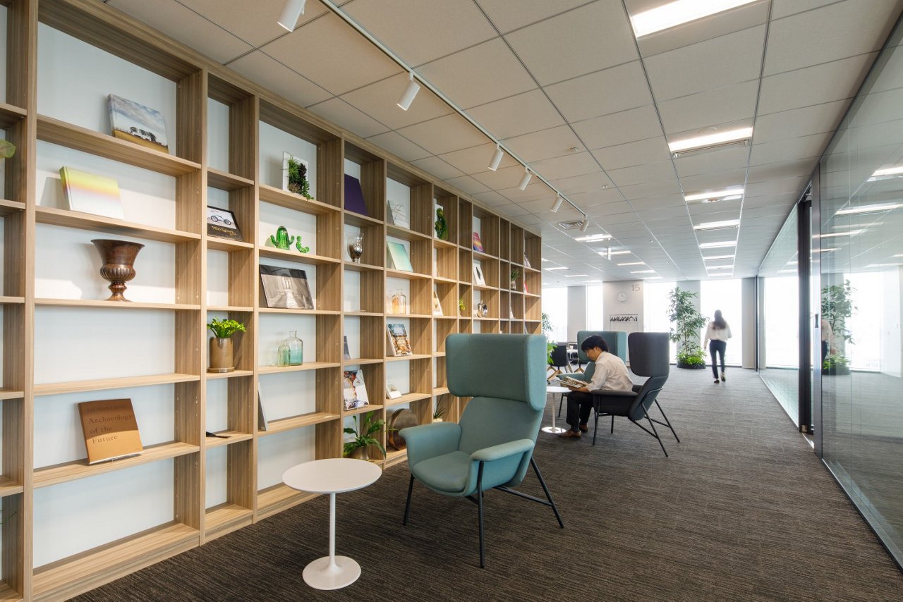 オフィス内で、ちょっと一人になりたいときの個の空間。声が漏れづらい椅子の採用