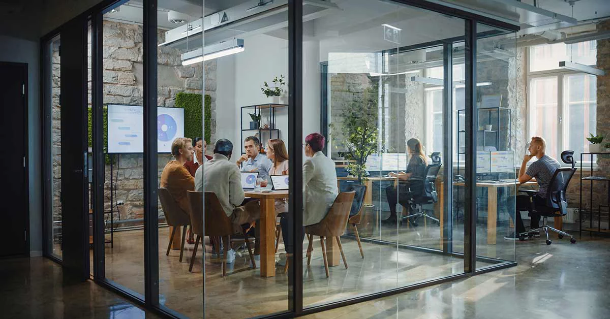 Hybrides Gespräch im Büro