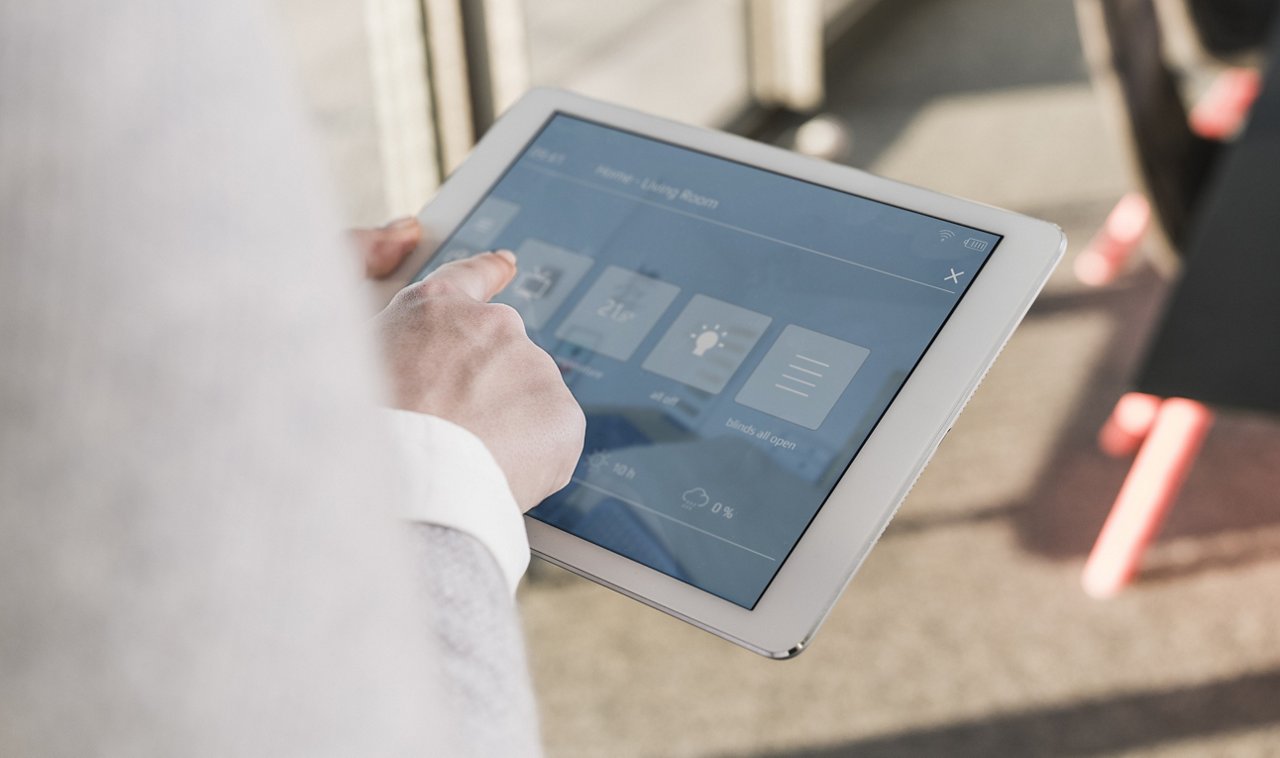 タブレットを操作するワーカーの様子