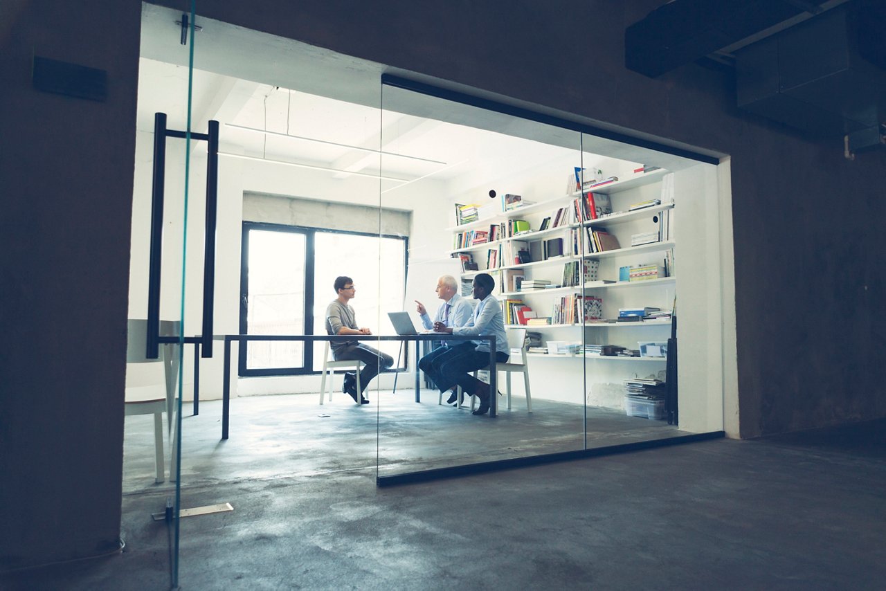 オフィス戦略について会議室で議論する経営陣