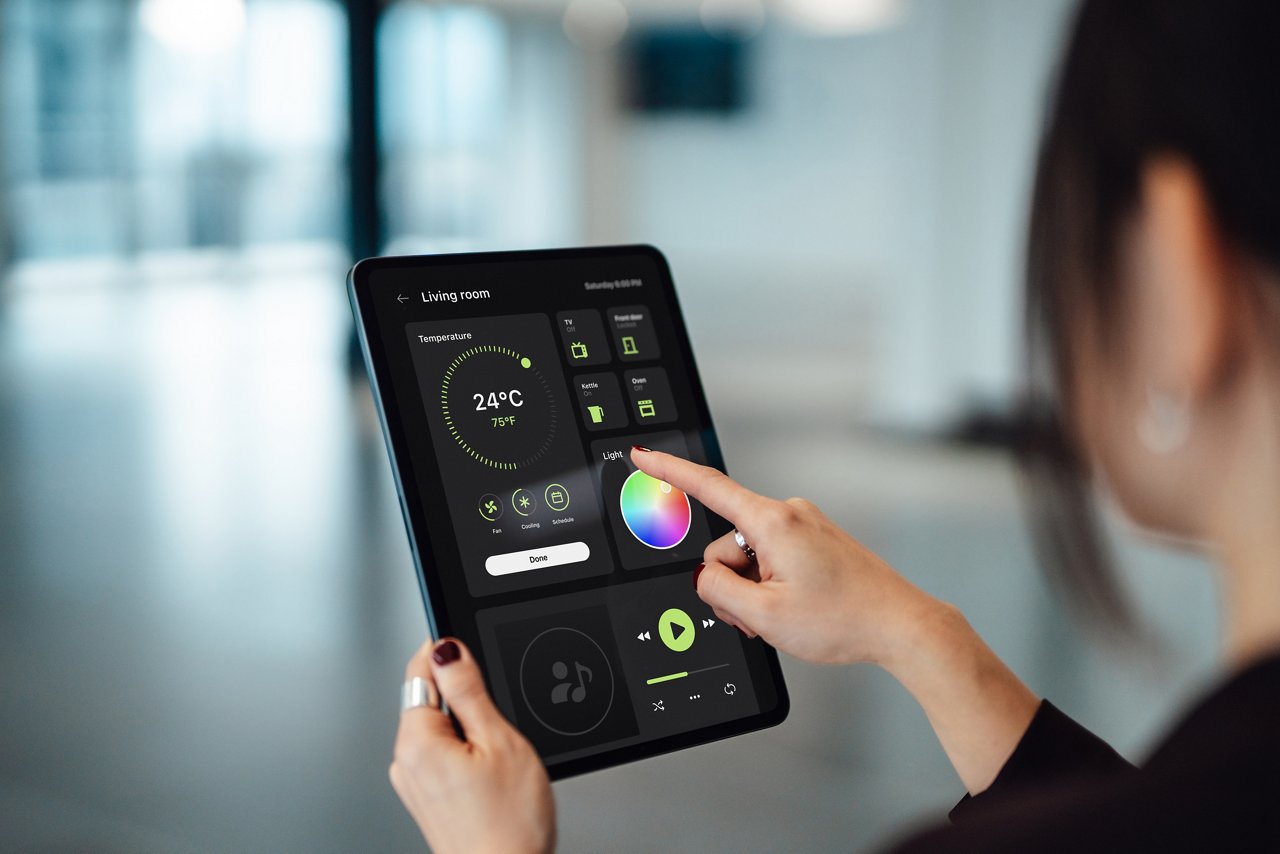 オフィスDXを活用して効率化を試みるマネージャーの様子