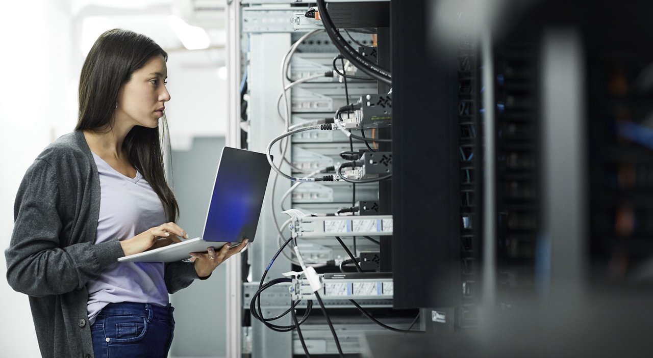 エッジデータセンターを管理する女性エンジニア