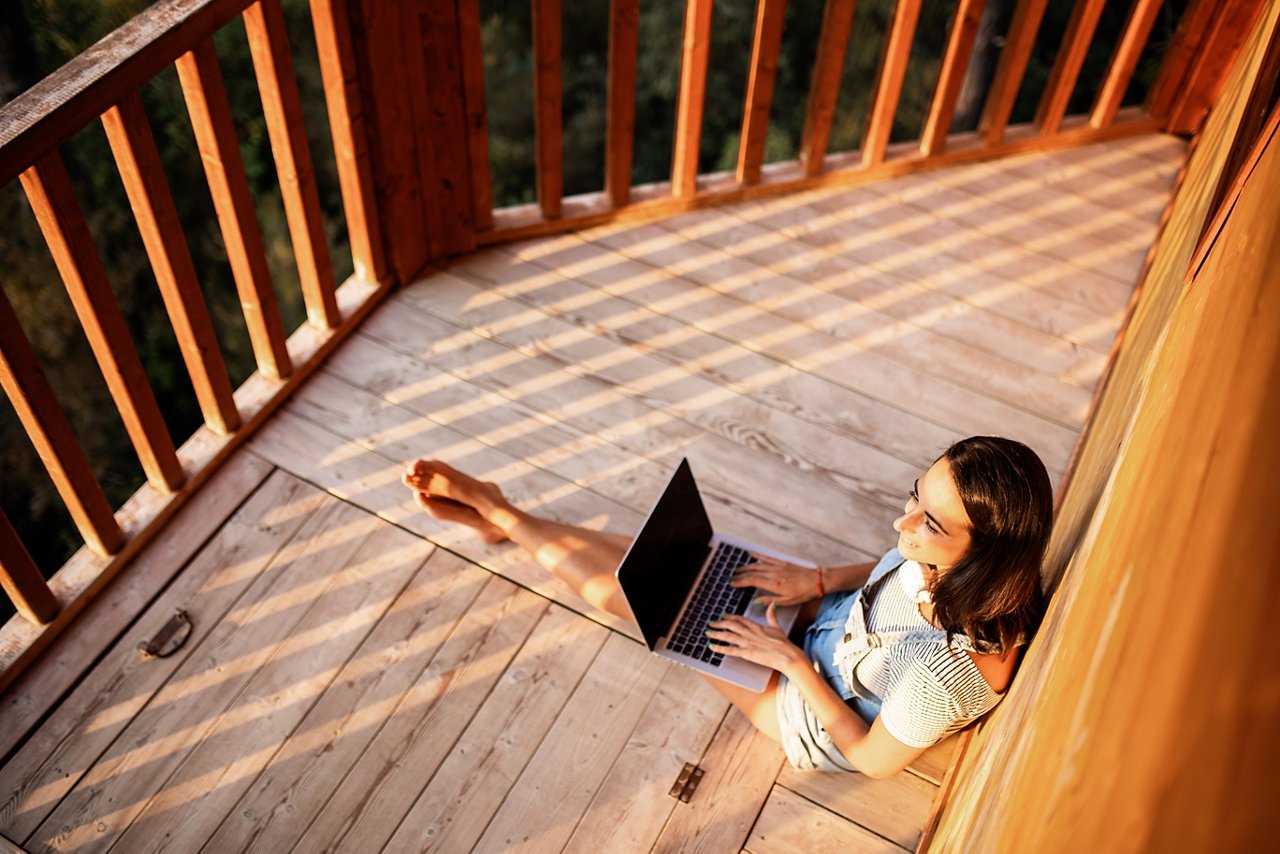 リモートワークで快適に働く女性ワーカー