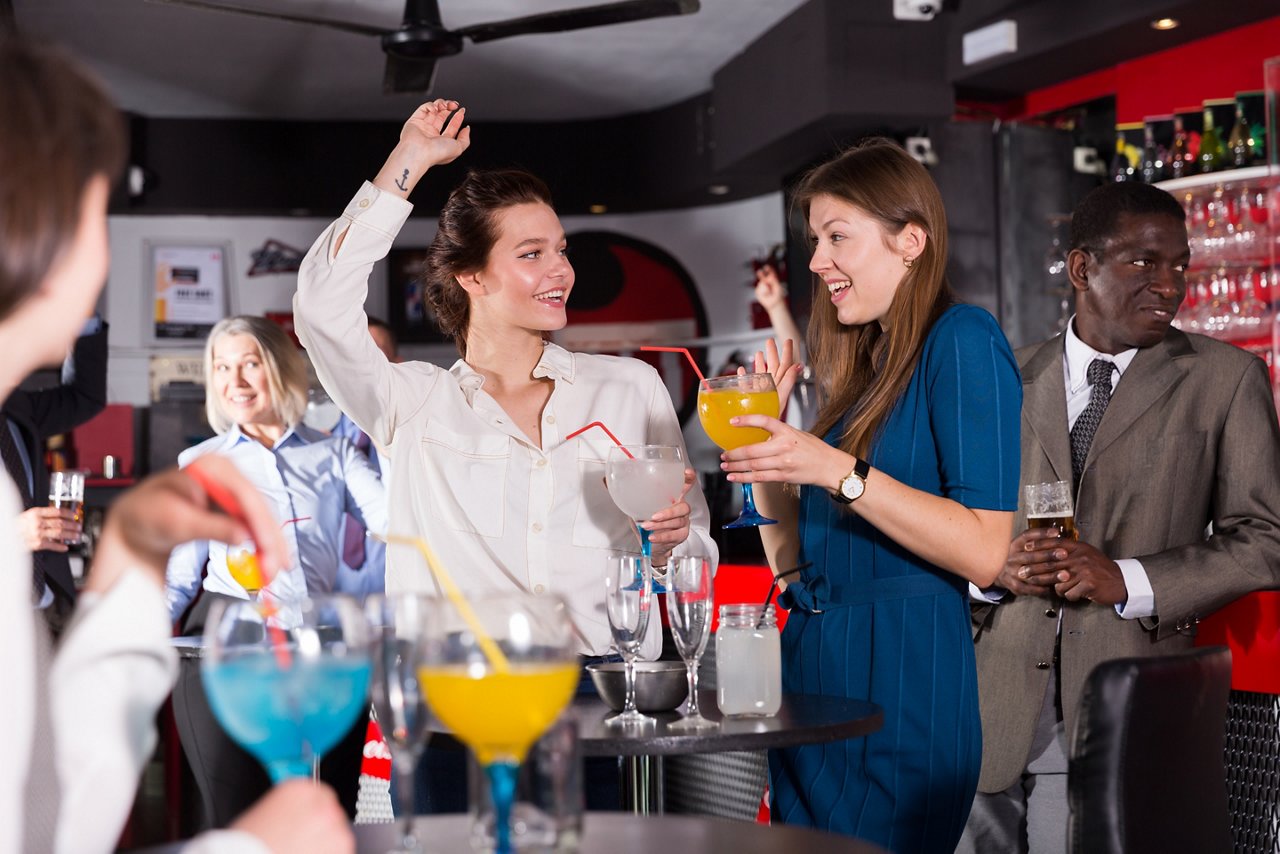 オフィスでパーティーを開くグローバル企業の社員たち