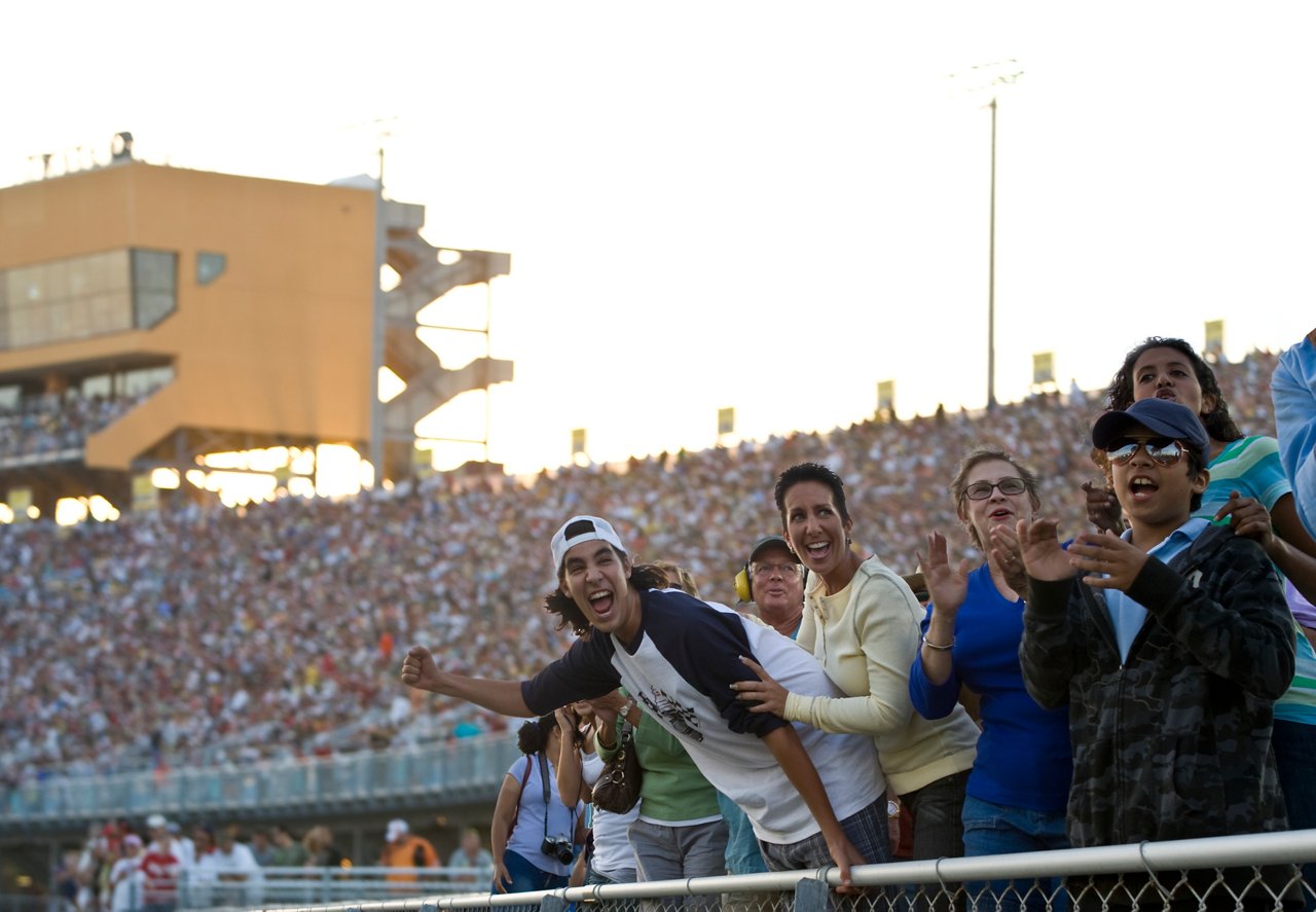女性スポーツの試合を観戦し熱狂する観客たち