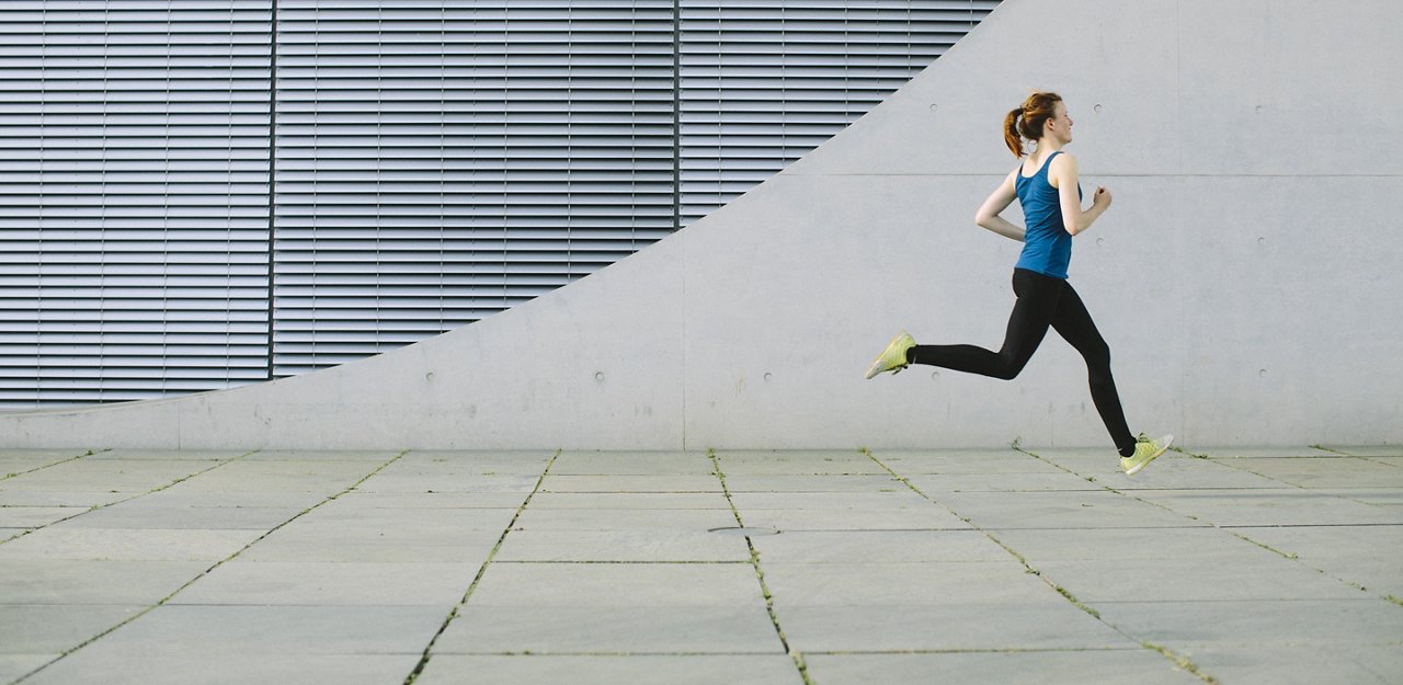 ランニングをする女性アスリート