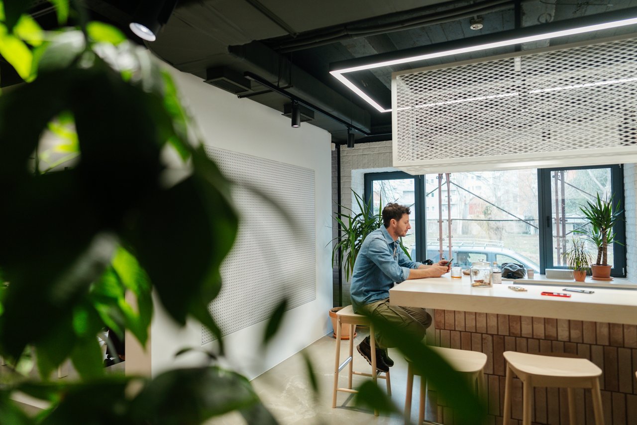 オフィスカフェで作業するワーカー