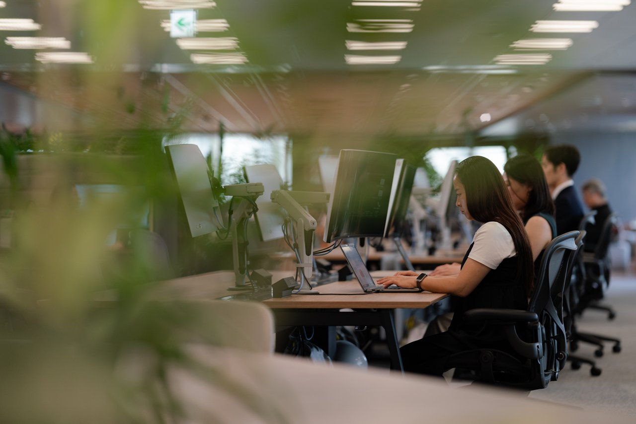 リニューアルしたJLLのオフィスで生き生きと働く社員