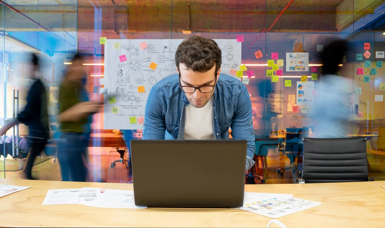Homme travaillant dans un bureau créatif utilisant son ordinateur