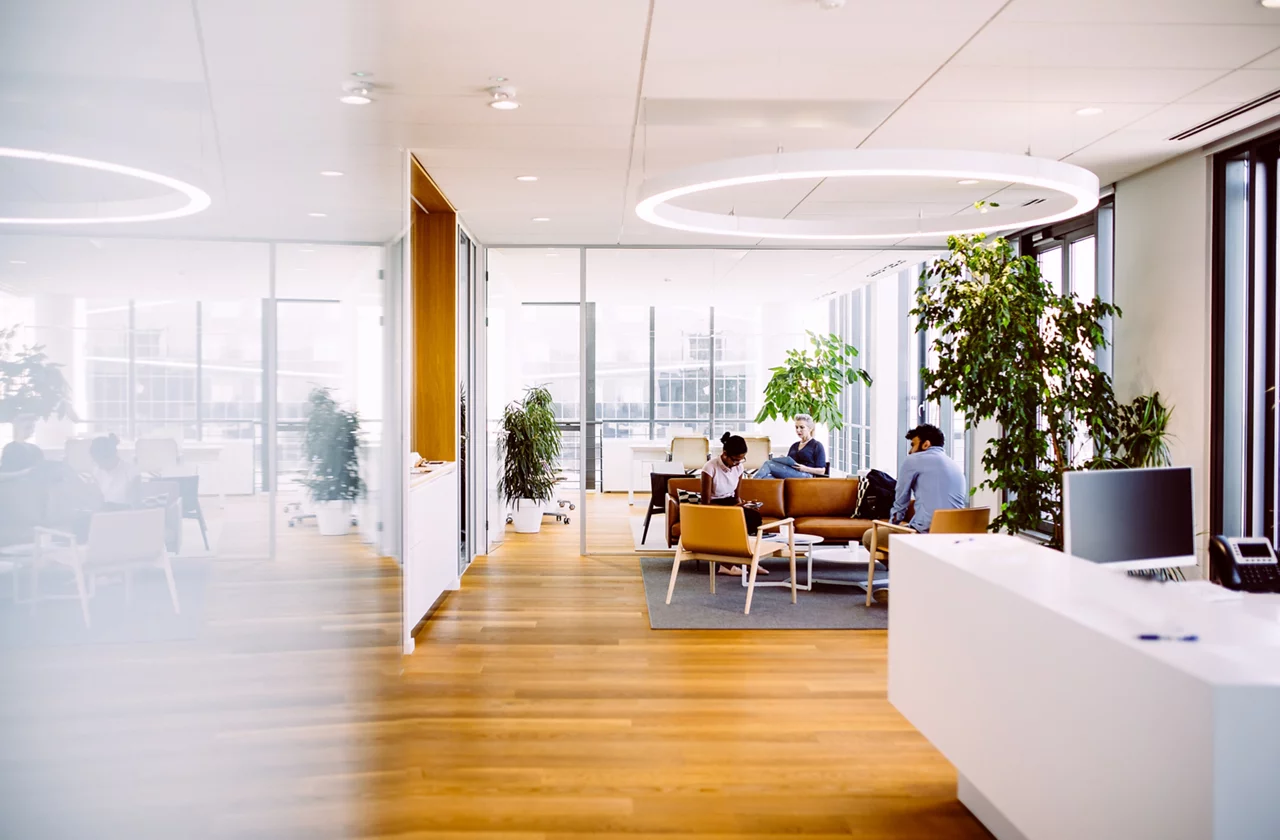 Des gens d'affaires assis dans le hall