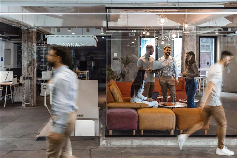 Lieu de coworking nouvelle génération stimulant la collaboration créative