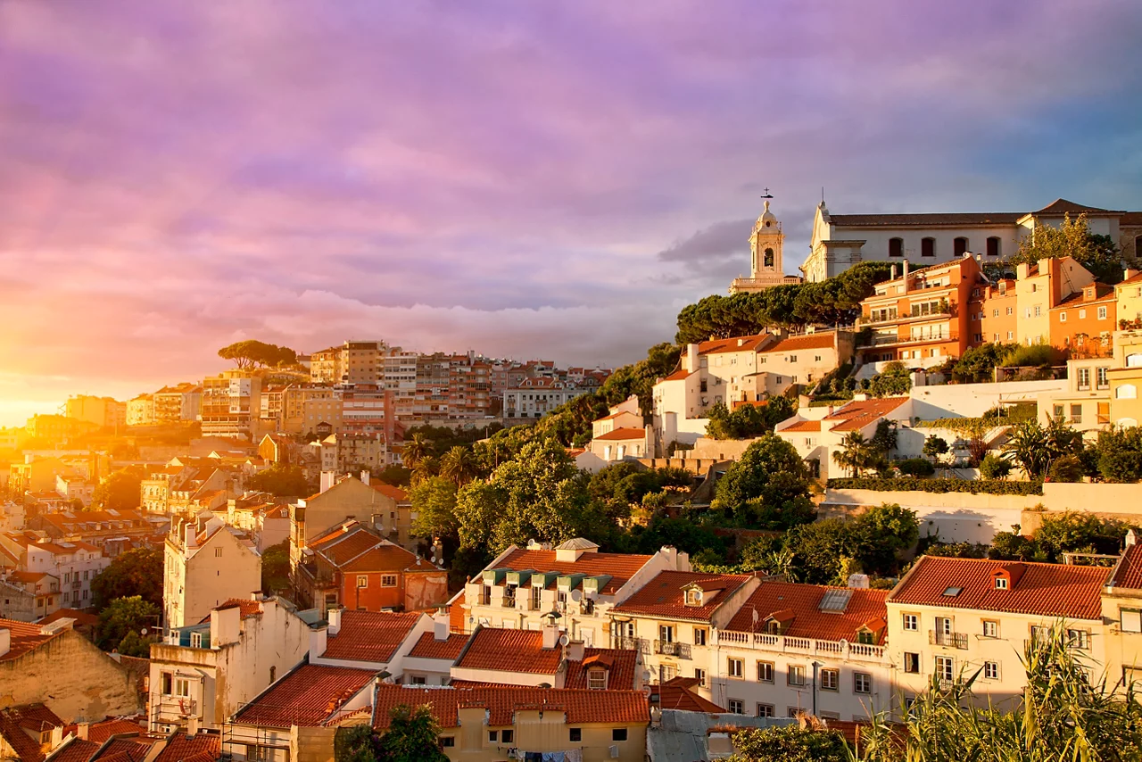 Portugal, Lisboa, Cidade Velha, igreja e Miradouro da Graça ao pôr do sol.