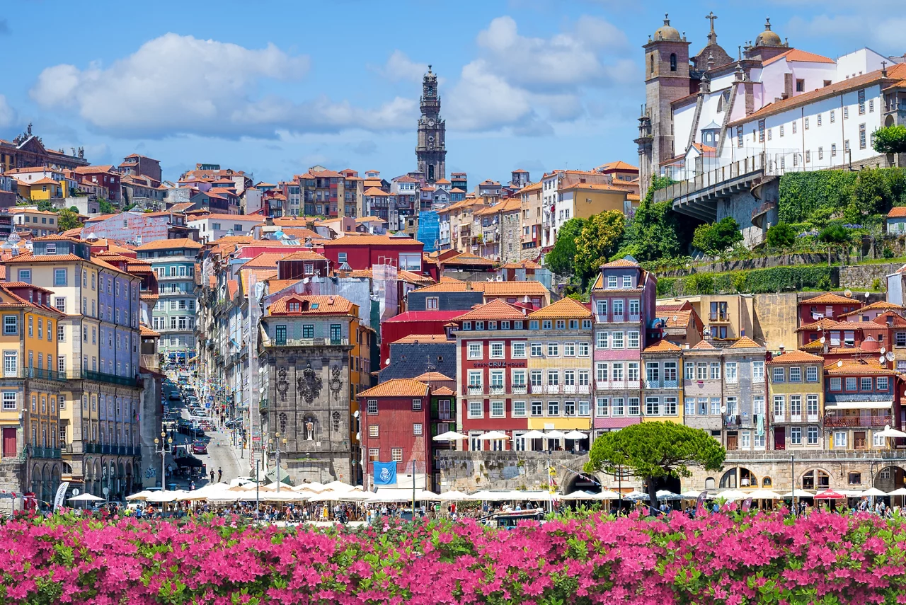 Uma vista do antigo distrito da Ribeira, Porto, Portugal.