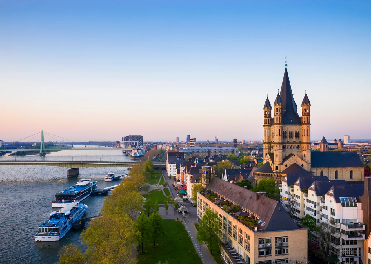  Alt-Stadt mit Groß St. Martin Kirche und Rhein - Köln, Nordrhein