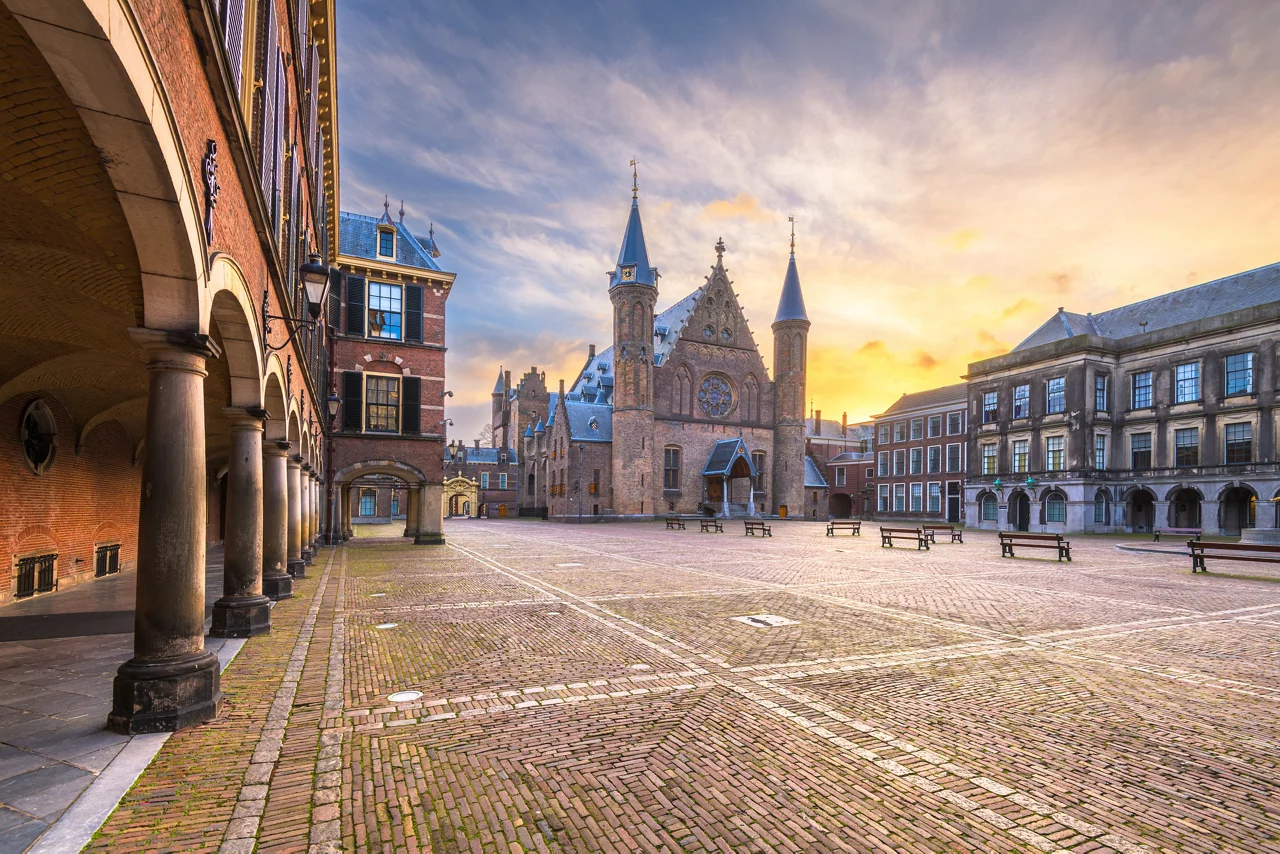 historisch Binnenhofplein in Den Haag tijdens het gouden uur
