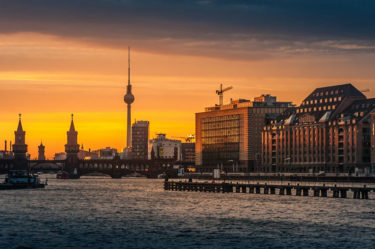 Berliner Sonnenuntergang mit der Oberbaumbrücke und dem Berliner Fernsehturm.