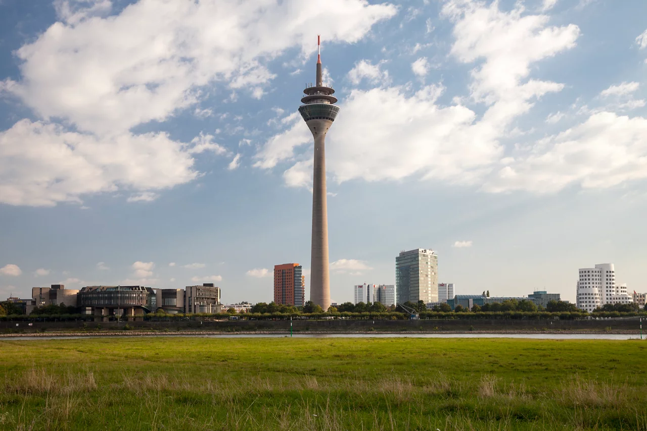 Rheinturm und Landtagsgebäude in Düsseldorf, Nordrhein-Westfalen, Deutschland