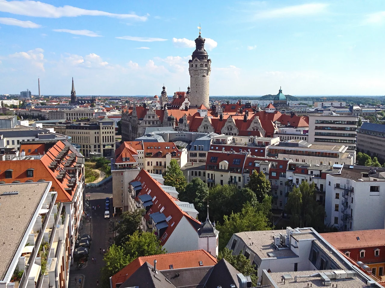 Der Turm des Neuen Rathauses im Zentrum, mit seiner hohen, weißen Steinstruktur, gekrönt von einer Turmspitze