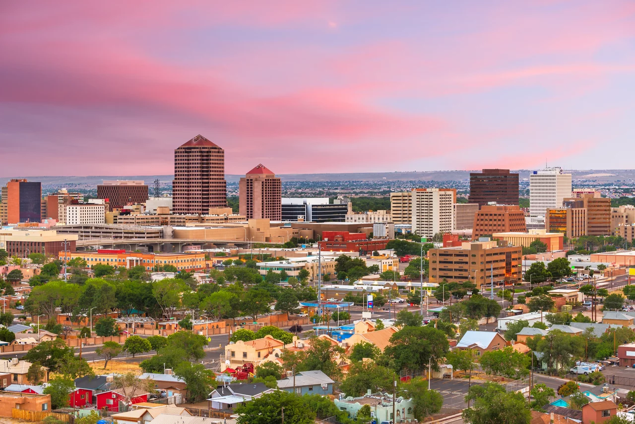 Paisaje urbano del centro de Albuquerque, Nuevo México, EE.UU. al anochecer.