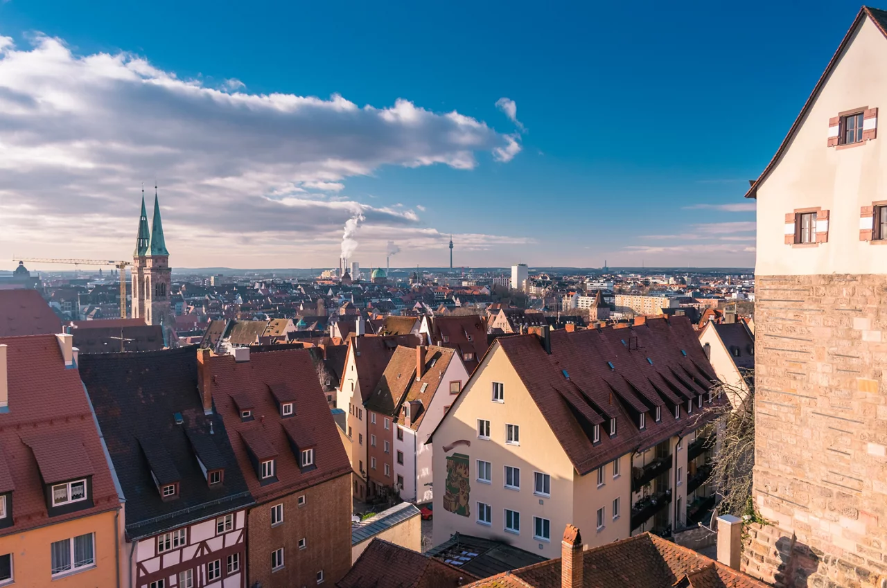 Bayerische Gebäude mit charakteristischen roten Ziegeldächern und warmfarbigen Fassaden.