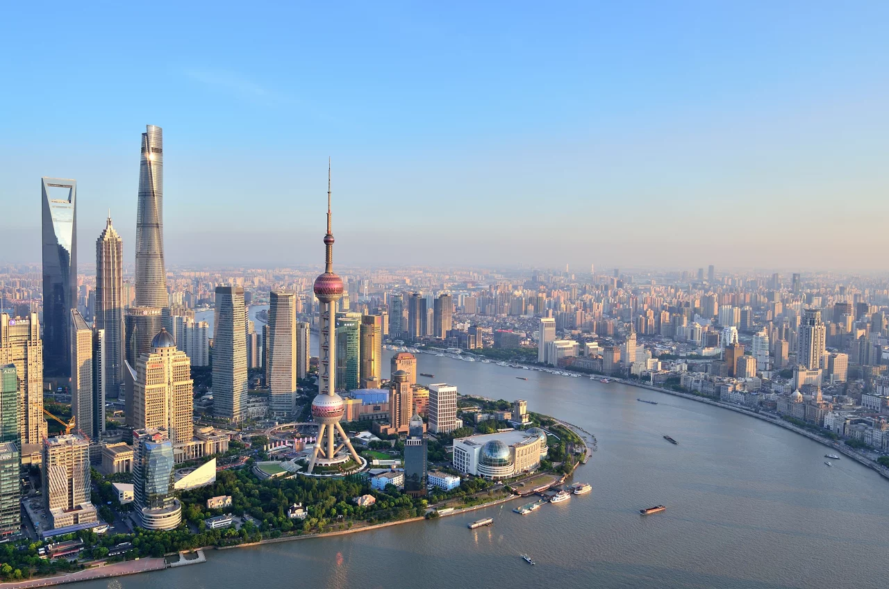 上海城市天际线和外滩，中国。