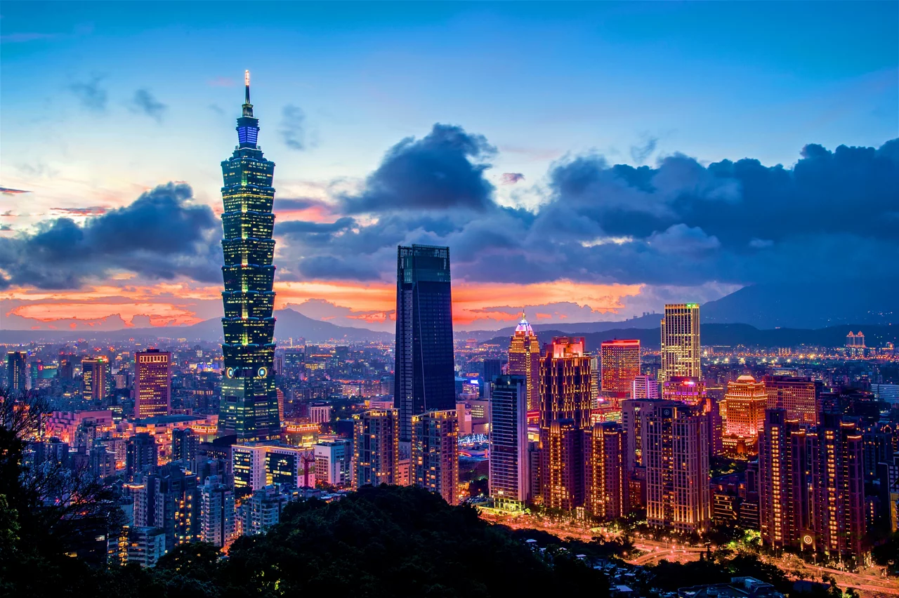 台北101是台湾的地标建筑，也是台湾最高的建筑。在象山可以观赏台北101的日落和夜景，跨年夜还可以欣赏到美丽的烟火。