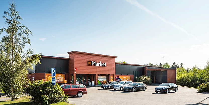 K Market store with parking area in front