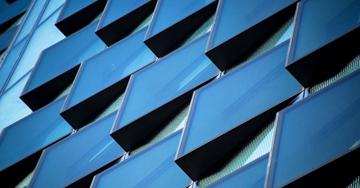 Blaue Bürofassade aus Glas