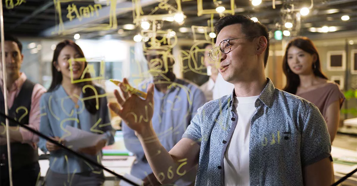 A man explain the project on the office board