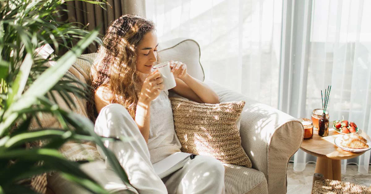 A women drinking coffee