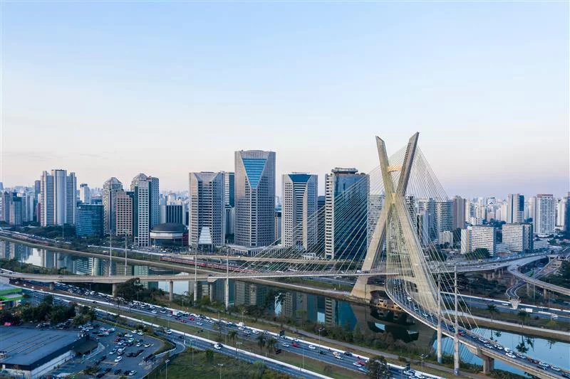 Vista aérea da Ponte Estaiada, em São Paulo (SP), com prédios corporativos ao fundo