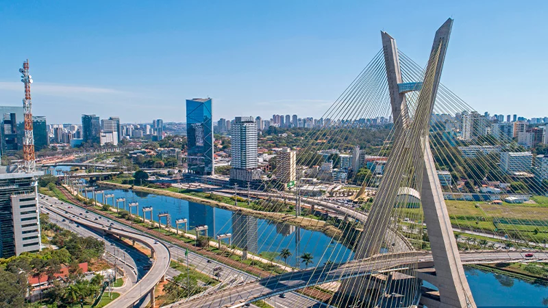 Aerial view of the Ponte Estaiada, in São Paulo (SP), with corporate buildings in the background.