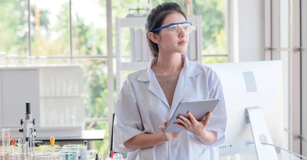 Women in a research lab