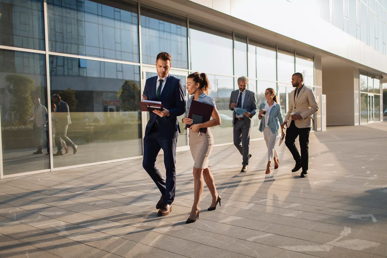 Business Menschen vor Gebäude