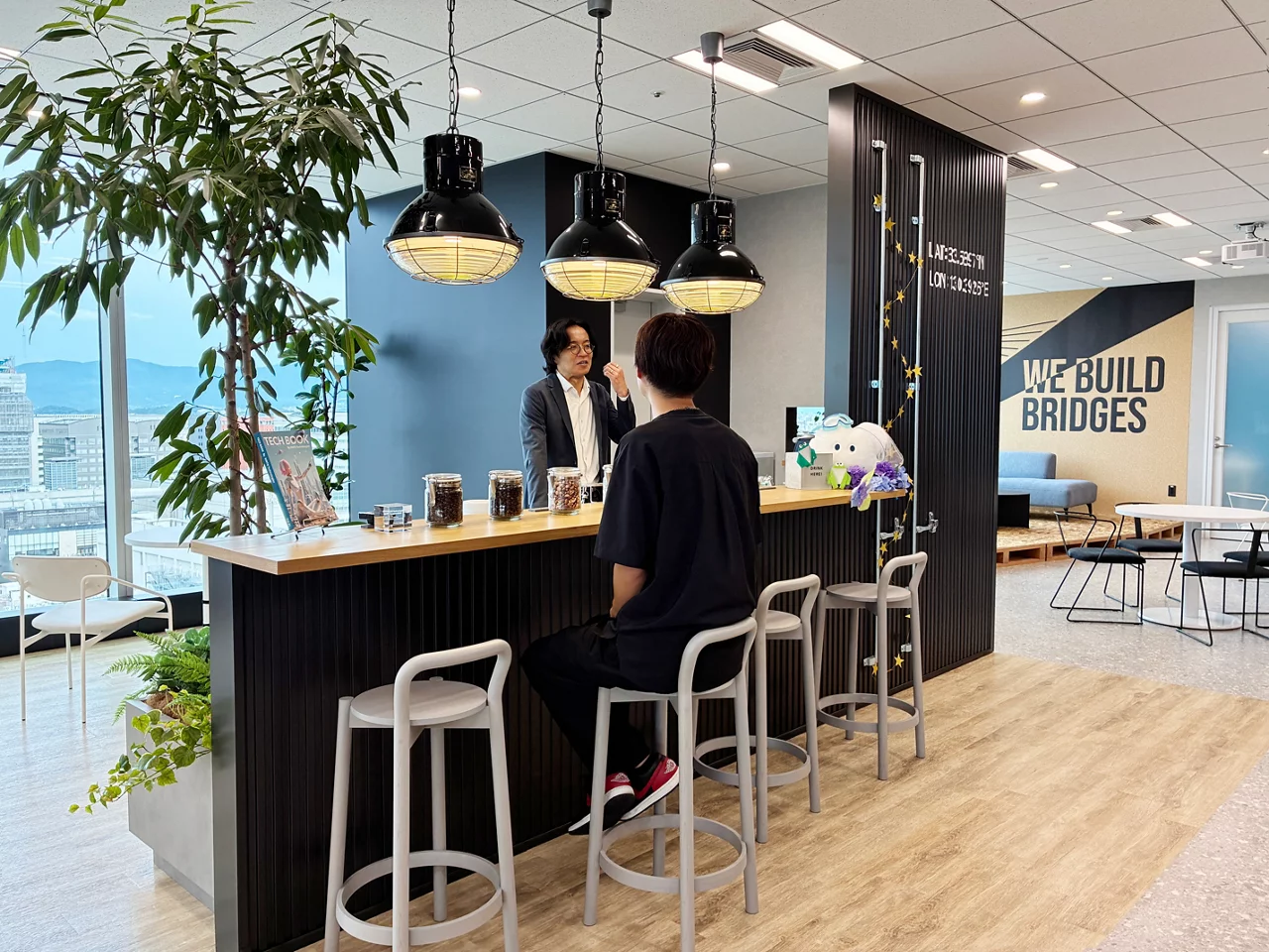 カフェスペースで会話が弾む2人