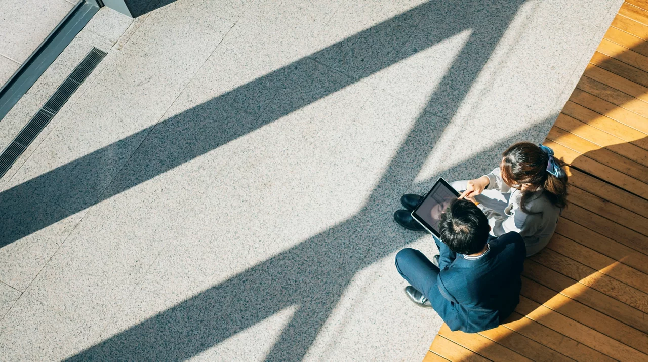 两个人坐在长椅上讨论